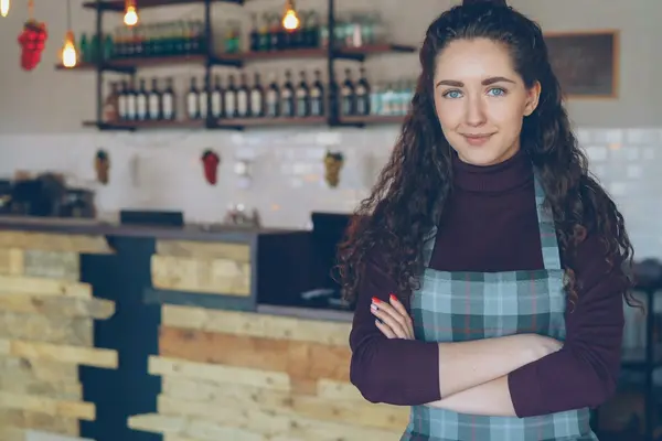 Eigenaar van een koffiezaak voor haar toonbank