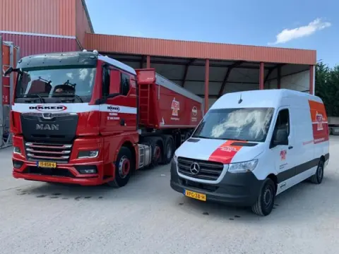 Logo van Dikker bouwstoffen